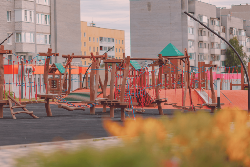 Сохранили прежний ландшафт и добавили современные элементы Световое граффити и диваны-качели. Как в Полярных Зорях меняются серые улицы