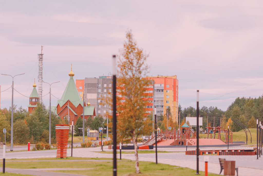 Сохранили прежний ландшафт и добавили современные элементы Световое граффити и диваны-качели. Как в Полярных Зорях меняются серые улицы