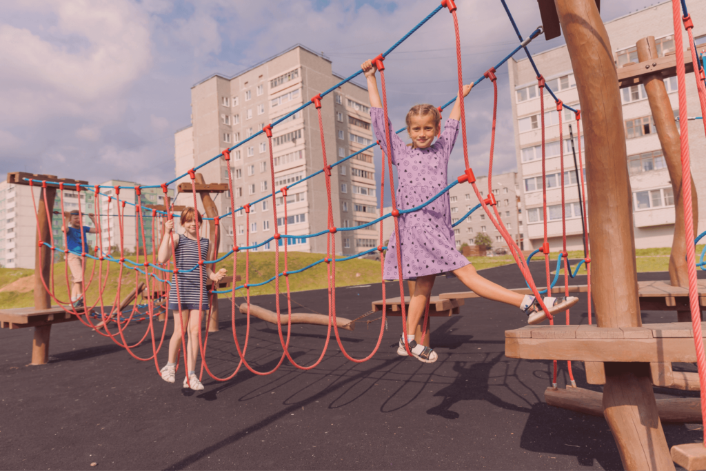 Что будет дальше Световое граффити и диваны-качели. Как в Полярных Зорях меняются серые улицы