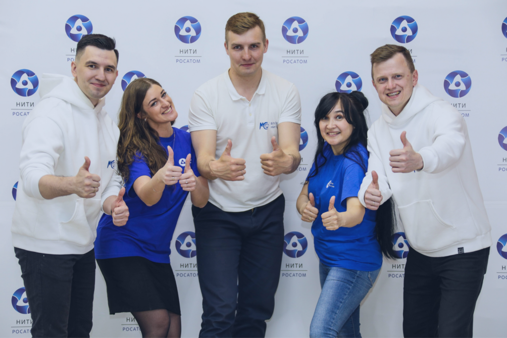 Александр Шарин, работает инженером отдела радиационной безопасности, Константин Тюшин, возглавляет группу техподдержки в НИТИ им. А. П. Александрова, снимают влоги Разносторонние атомщики. Сотрудники ЛАЭС об увлечениях книгами, спортом, блогингом