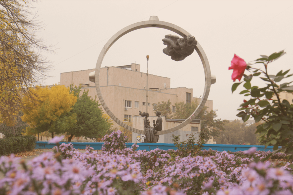 Памятник «Любовь» (посвящён Владимиру Высоцкому и Марине Влади) Памятник «Любовь» (посвящён Владимиру Высоцкому и Марине Влади)