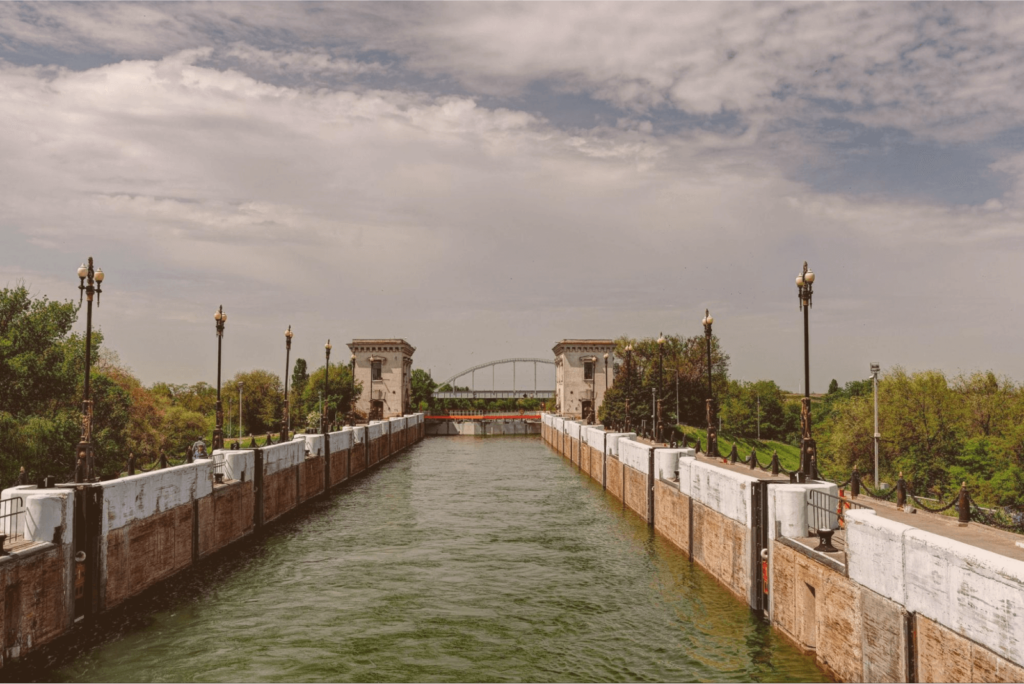 Но на берегах водохранилища есть песчаные пляжи, где купаются, загорают и рыбачат местные жители Но на берегах водохранилища есть песчаные пляжи, где купаются, загорают и рыбачат местные жители