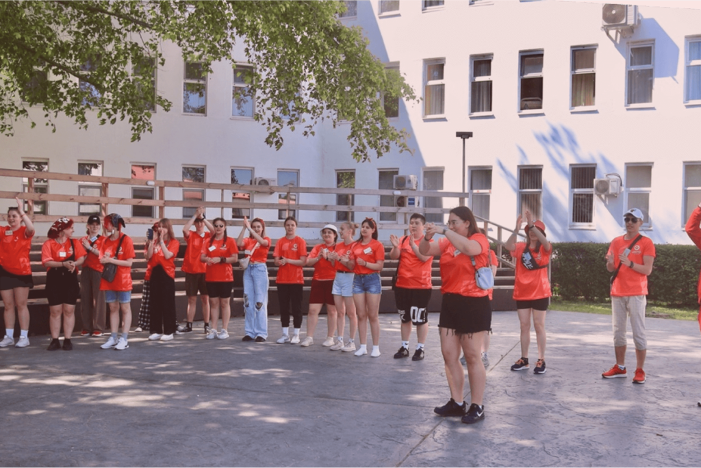 С детьми работают опытные вожатые, которые отвечают за их здоровье и досуг Становятся депутатами и изучают программирование: как дети атомщиков проводят лето на море