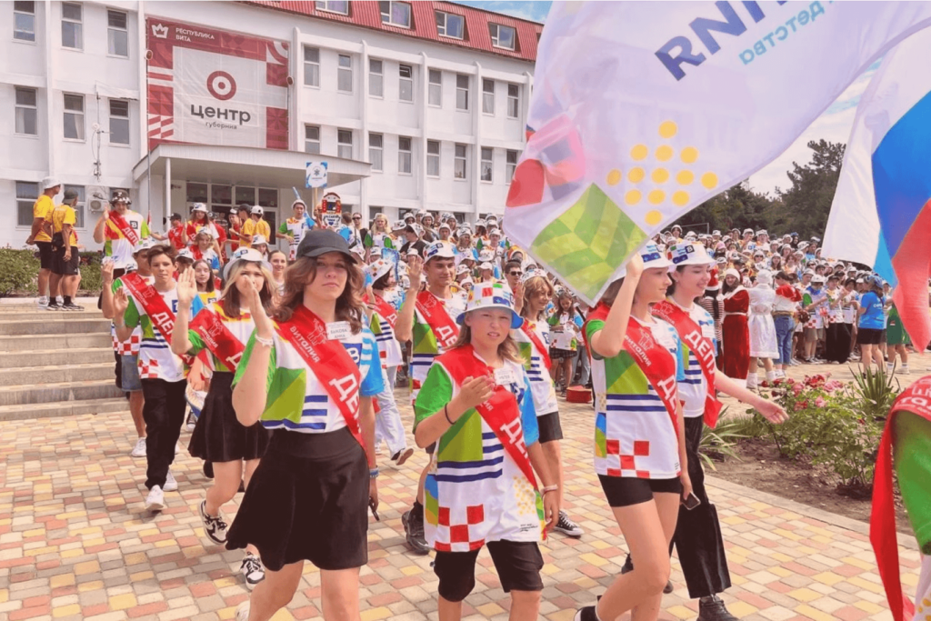 С детьми работают опытные вожатые, которые отвечают за их здоровье и досуг Становятся депутатами и изучают программирование: как дети атомщиков проводят лето на море