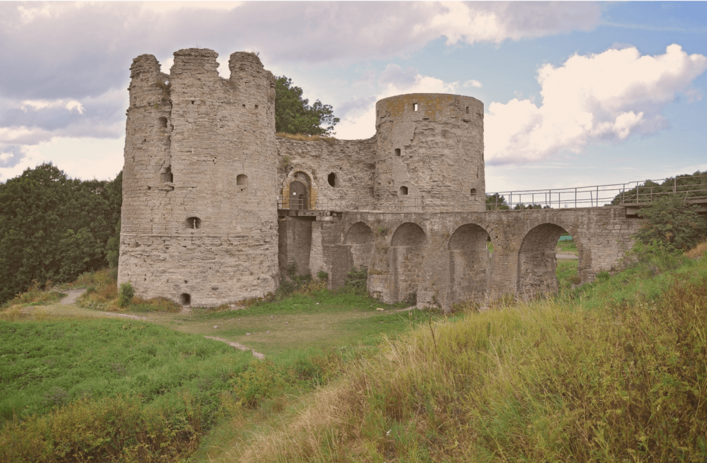 Копорье: детская площадка и средневековая крепость