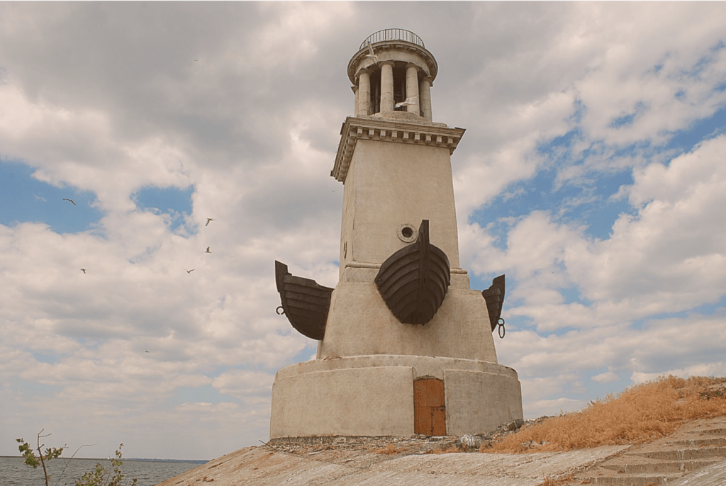 Ещё одно украшение города — маяки на Цимлянском водохранилище и у входа в судоходную часть канала с Дона