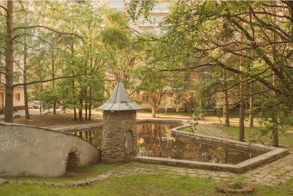 Копорье: детская площадка и средневековая крепость