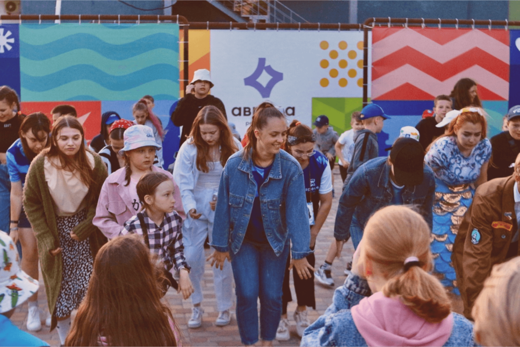 Есть творческие кружки — хореография, музыка, рукоделие и арт-платформы, где ребёнок в маленькой группе занимается с профессионалами Становятся депутатами и изучают программирование: как дети атомщиков проводят лето на море