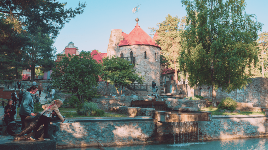 Погулять с детьми — Андерсенград Выходные в Сосновом Бору. 8 мест, которые стоит посетить