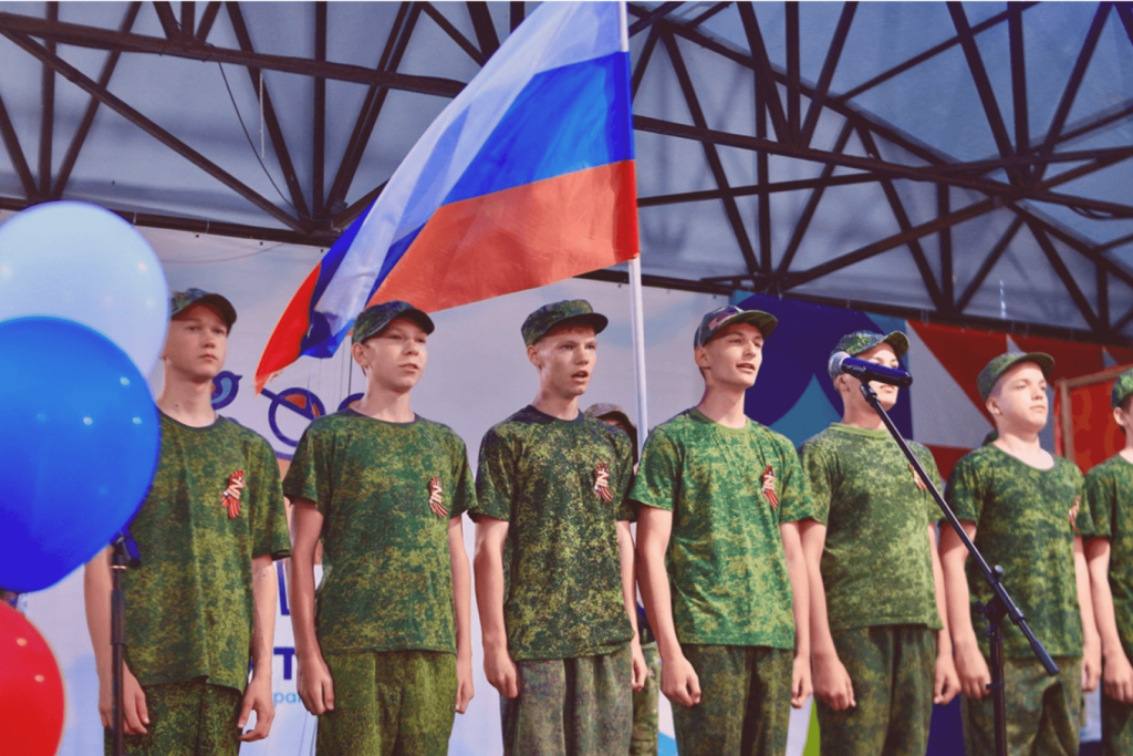 Иногда вечерние мероприятия посвящают памятным датам, например Дню России или Дню памяти и скорби Становятся депутатами и изучают программирование: как дети атомщиков проводят лето на море