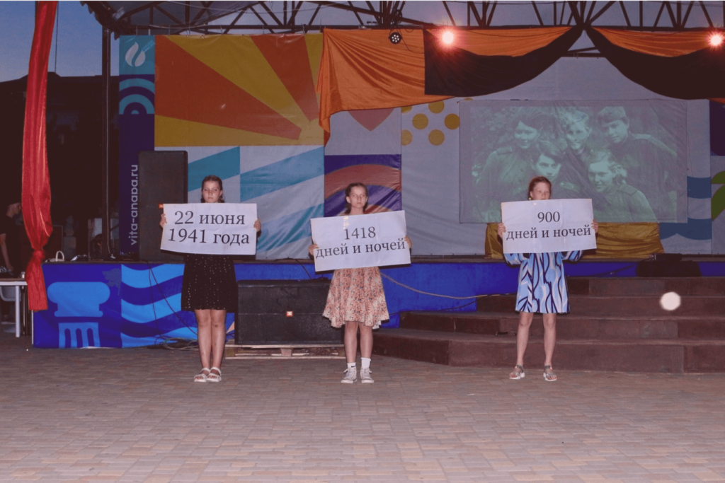 Иногда вечерние мероприятия посвящают памятным датам, например Дню России или Дню памяти и скорби Становятся депутатами и изучают программирование: как дети атомщиков проводят лето на море